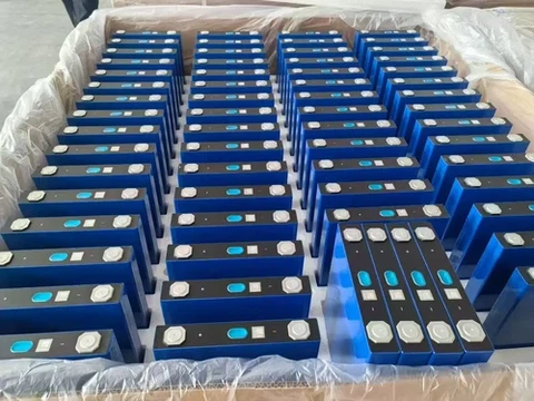 Koliko LiFePO4 celic je potrebnih za 48 V baterijo?